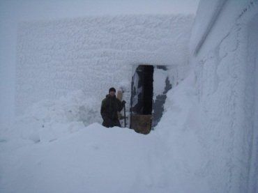 Сооружение обсерватории на горе Поп-Иван уже облеплено снегом
