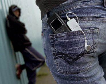 Двух похитителей мобильных телефонов разоблачили полицейские