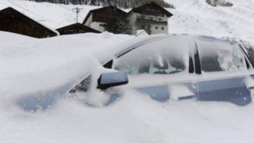 В Румынии автомобили застряли в снегу из-за сильных заносов