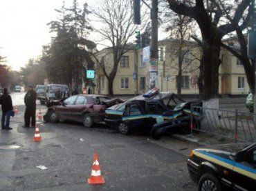 В Симферополе авто ГАИ снесло мирный Opel и влипло в дерево