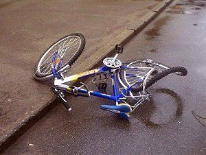 Закарпатец упал с велосипеда на дорогу и разбился насмерть