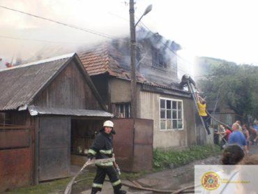 В Закарпатье огромный пожар уничтожил три жилых дома