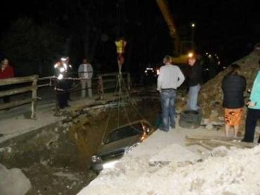 В Мариуполе такси с пассажирами провалилось в глубокую яму