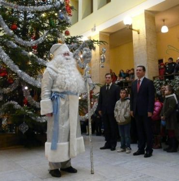 В Ужгород на праздник новогодней елки пришел Дед Мороз