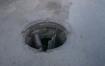 В Ужгороде уже почти все канализационные люки без крышек