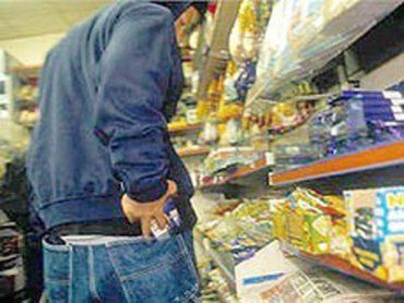 Разжиться сигаретами за счет супермаркета вору помешали госохранники