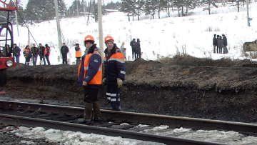 Грузовой поезд сошел в рельсов в Красноярском крае