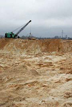 На Прикарпатье милиция прикрыла подпольный карьер по добыче песчаного камня.