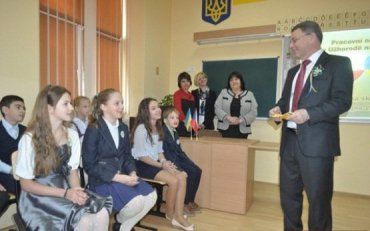 Министр МИД Чехии Любомир Заоралек вручил школьникам учебники