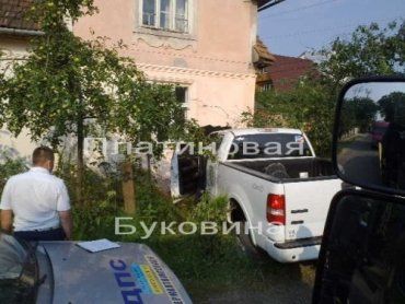 В Черновцах джип Ford на скорости проломил жилой дом