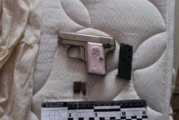 Под подушкой в спальне у закарпатца нашли пистолет с тремя патронами