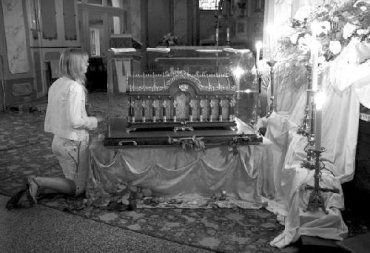 Жительница Ужгорода молится у мощей святой Терезы