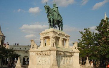 Памятник первому королю Венгрии Иштвану возле церкви Матиаша (Будапешт)