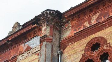 Фасад Закарпатської філармонії потребує серйозного ремонту