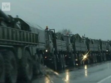 Колонна российской техники и солдатами движется к Мариуполю
