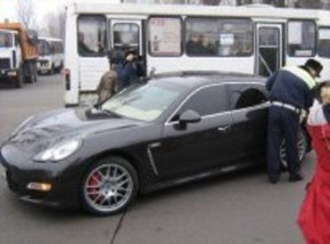 В Киеве суперкар Porsche Panamera Turbo зацепил "Хонду"