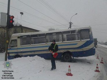 Возле Мукачево едва не столкнулись автобус и легковушка