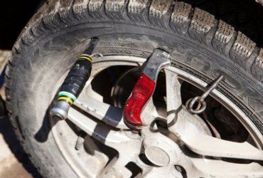 На авто журналиста Александра Прозора неизвестные порезали колесо