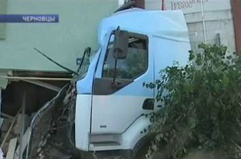 В Черновцах грузовая фура «Рено» протаранила жилой дом, никто не пострадал