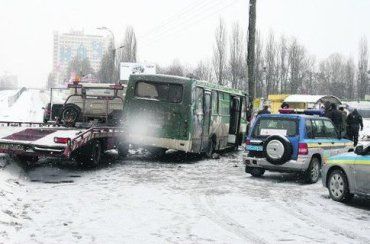 В Киеве эвакуатор протаранил маршрутку, погибла женщина