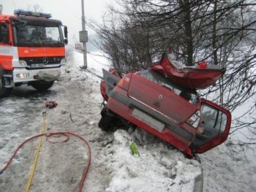В Чехии фура с экскаватором превратила Renault в груду металла