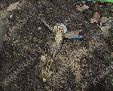 Луганские подростки превратили кладбище в туалет и варварский банкет на могилах