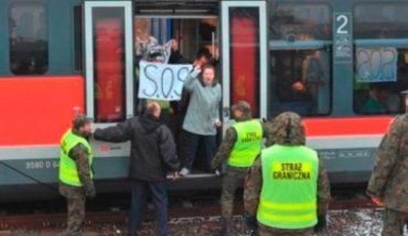 Беженцев из России и Грузии вывели из захваченного в Польше поезда