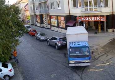 У Мукачеві вантажівка з продуктами не змогла влучно припаркуватись біля маркету.
