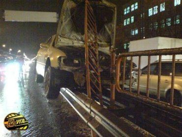 В Киеве автомобиль Lexus вылетел на отбойник.