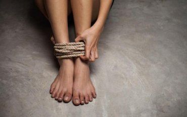 В Києві звільнили жінку, яку родина 16 років утримувала в рабстві на дачі