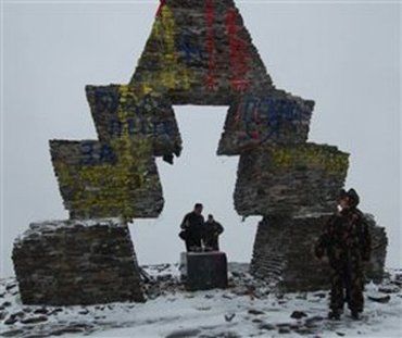 Памятник на Ыкркцком перевале облили красками и разрисовали надписями