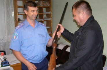 В Хустском районе граждане сдают в милицию все свое оружие