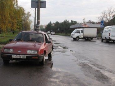 В Ужгороде грузовик FAW перевернулся после маневров Forda