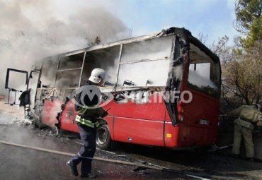 В Крыму автобус сгорел полностью, даже спасатели не помогли