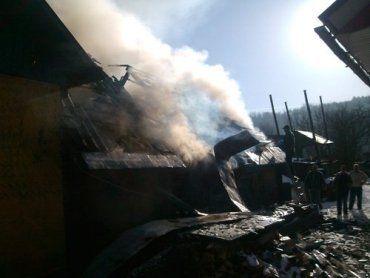 Тячевский район: огонь уничтожил двор 81-летней бабушки