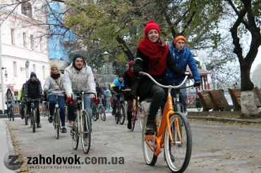 В Ужгороде вся молодежь на велосипедах поехала в Европу