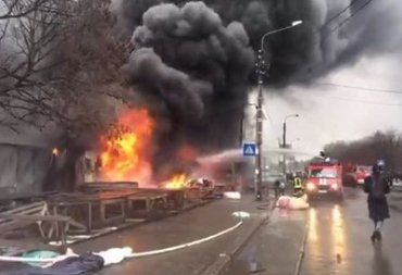 В Киеве бушует масштабный пожар у станции метро "Лесная"