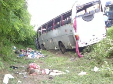 Автобус сошел с трассы под Черниговом, погибли 15 россиян