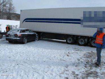 На автострадах Чехии 90 автомобилей оказались в снежном плену