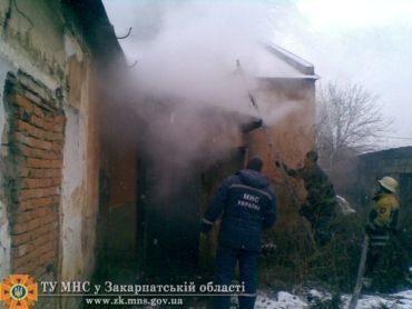 В Мукачево спасатели ликвидировали пожар в бесхозном здании