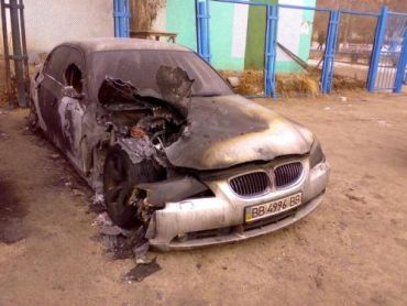 В Рахове огонь успел уничтожить переднюю часть BMW-525