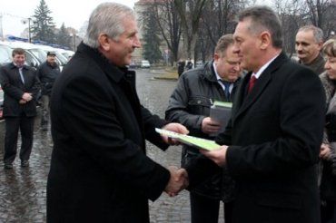 Губернатор Закарпатья вручил медикам "скорой" ключи от авто