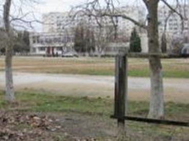 В Ужгороде "металлист" похитил школьный забор
