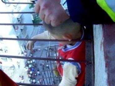 В Китае малыш зацепился ушами за решетку и спасся