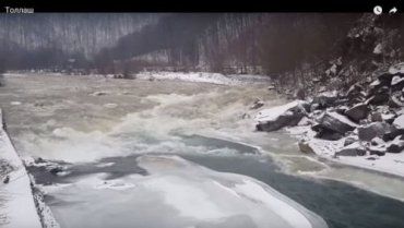 Перед Рождеством на Закарпатье были сильные морозы и реки покрылись льдом