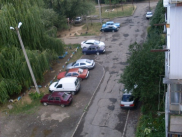 Жители Ужгорода купили китайский каток и сами латают дороги