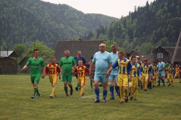 У селі Лопухово на Тячівщині відкрили сучасне футбольнео поле