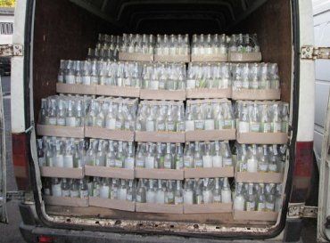 Хустские полицейские задержали авто запакованное водкой