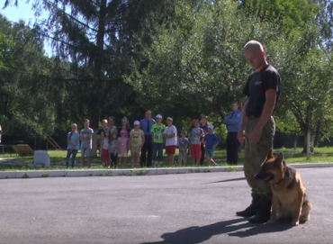 Полицейские помогают детям побороть страх перед собаками