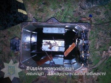 Злоумышленники сломали светофор на железной дороге в Закарпатье